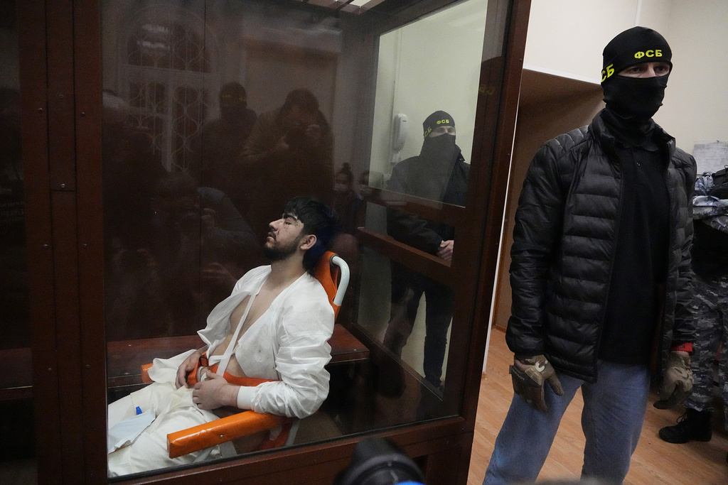 Μόσχα: Με βαριά τραύματα στο δικαστήριο οι φερόμενοι ως δράστες του μακελειού με 137 νεκρούς – Ο ένας υπέστη ηλεκτροσόκ